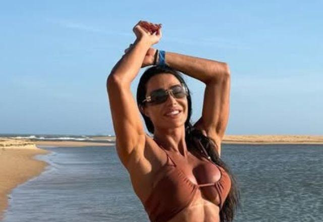 Gracyanne Barbosa surpreendeu os fãs ao compartilhar fotos de biquíni