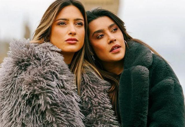 Lauana e Tati posam para foto.