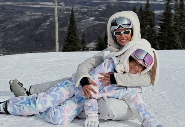 Deborah e Maria posam na neve para a foto.