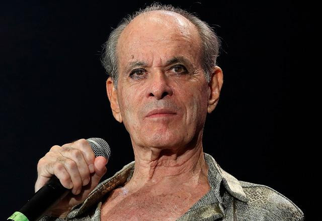 Ney Matogrosso posa para foto.