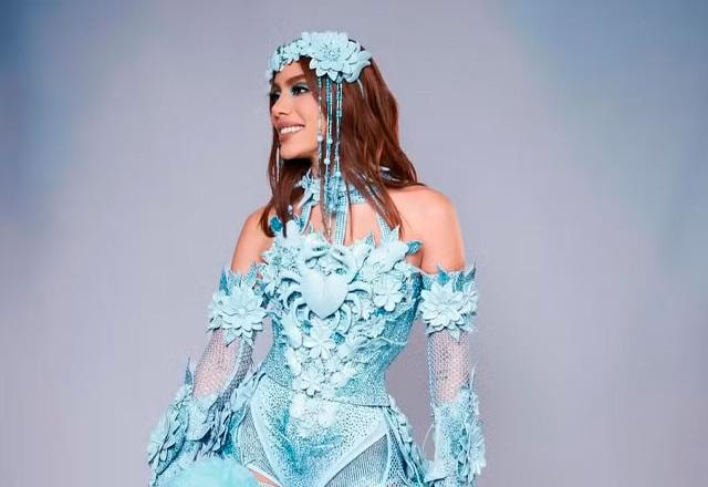 Anitta posa para foto.