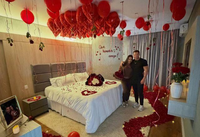 Gracyanne Barbosa é pedida em namoro com surpresa cheia de flores e velas