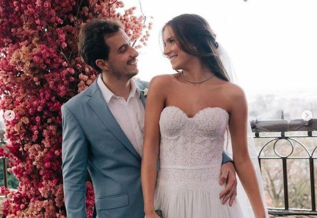 Aninha e Gabriel posam para foto.