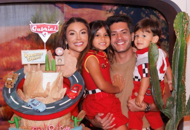 Arthur Aguiar reúne familiares em festa de 2 anos do filho caçula