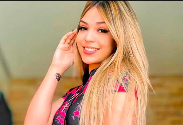 Melody posa para foto.