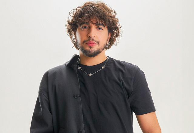 Nattan posa para foto.