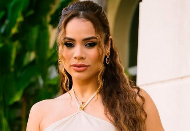 Lexa posa para foto.