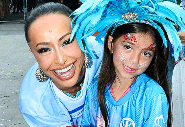 zoe sato ao lado de sabrina sato