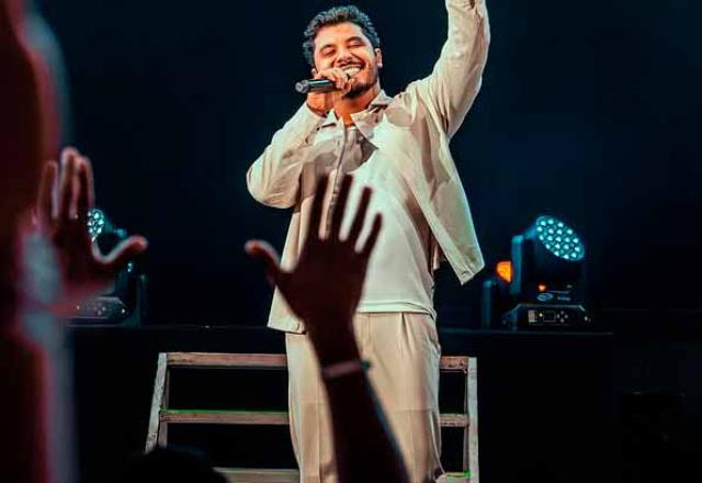 Murilo Huff cantando