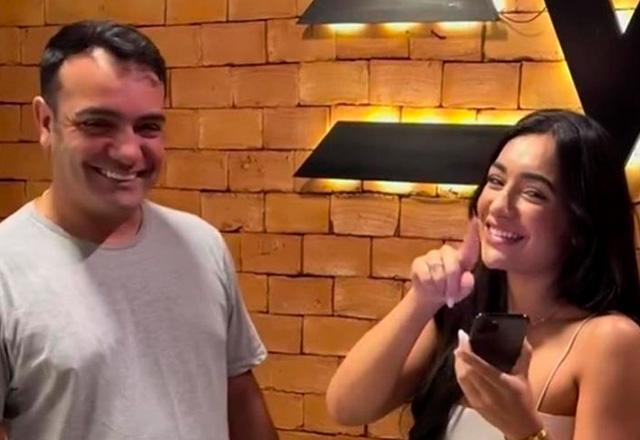 Duda Freire e o pai posam juntos para foto.