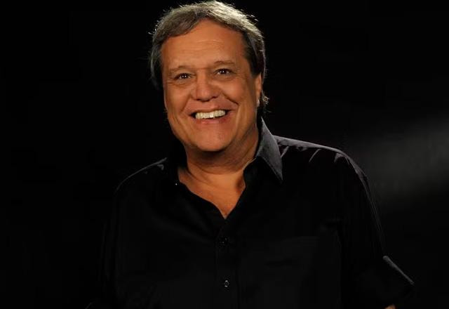 Dennis Carvalho posa para foto.