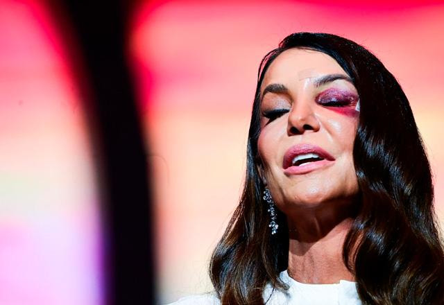 Ivete Sangalo posa para foto.