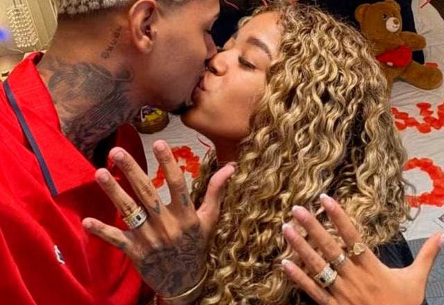 Da Furia e Vivi Noronha posam juntos para foto.