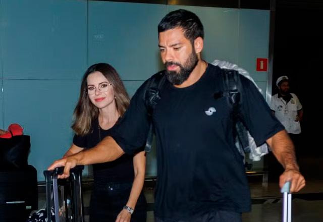 Sandy e Pedro Andrade juntos em aeroporto.