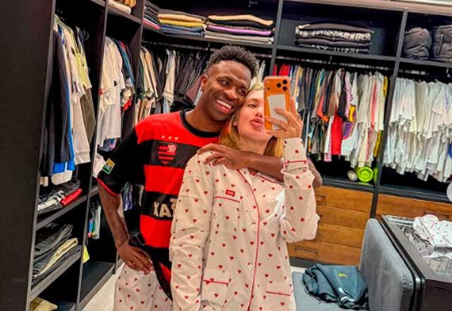 Virginia e Vini Jr posam juntos para foto.