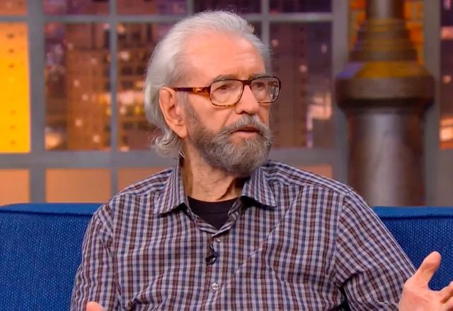 Juca de Oliveira posa para foto.