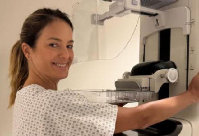 Ticiane Pinheiro posa em frente a uma máquina de mamografia.