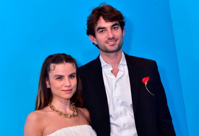 Giulia Be e Conor Kennedy posam juntos para foto.