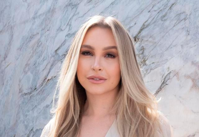 Carla Diaz posa para foto.