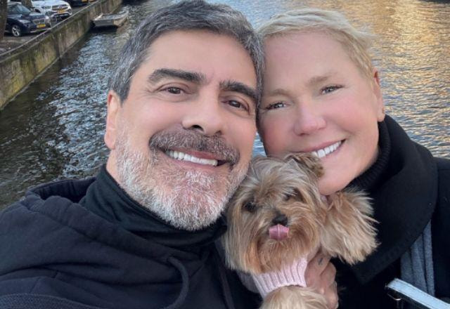 Xuxa e Junno posam com a cachorra Doralice no colo.