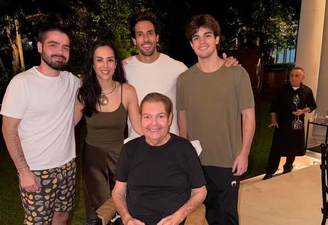 João Silva, Faustão e familia posam juntos para foto.