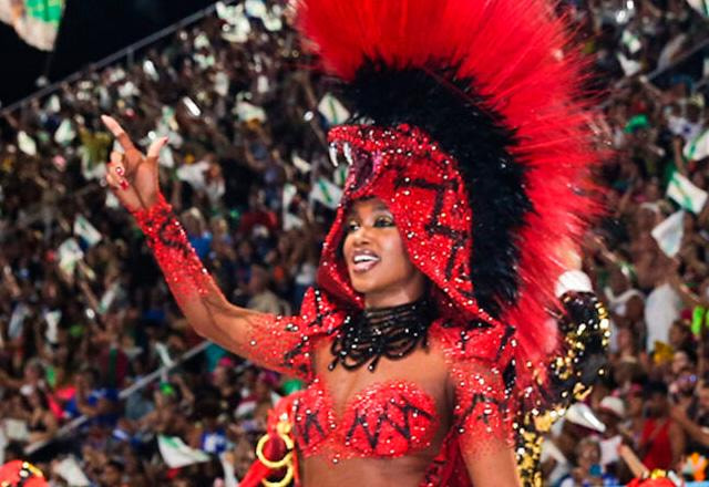 IZA desfilando em escola de samba.