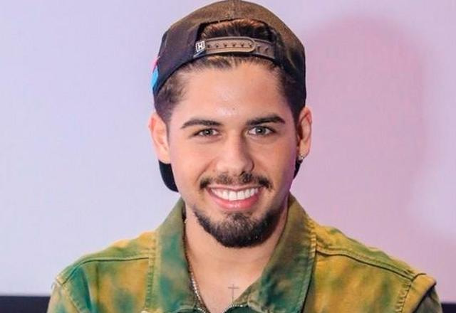 Zé Felipe posa para foto.