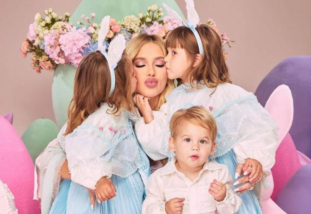 Virginia posa com os filhos.