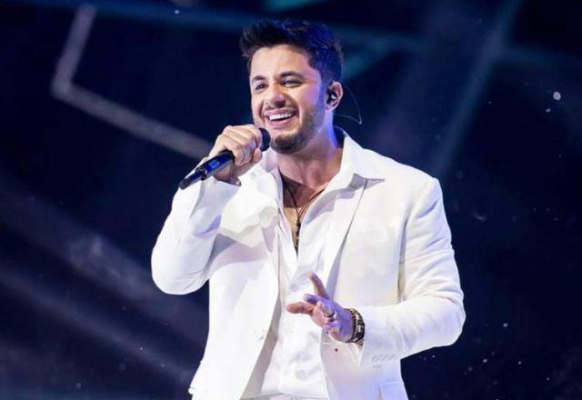 Cristiano Araújo posa para foto.