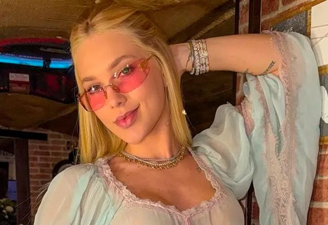 Virginia posa para foto.