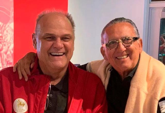 Oscar Schmidt e Galvão Bueno posam juntos para foto.