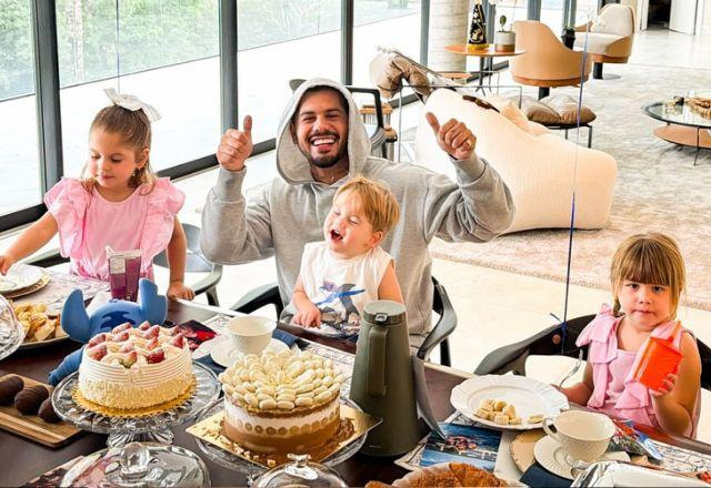 Zé Felipe comemora 28 anos ao lado dos filhos e mostra manhã especial na mansão