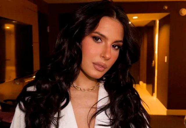 Ana Castela posa para foto.