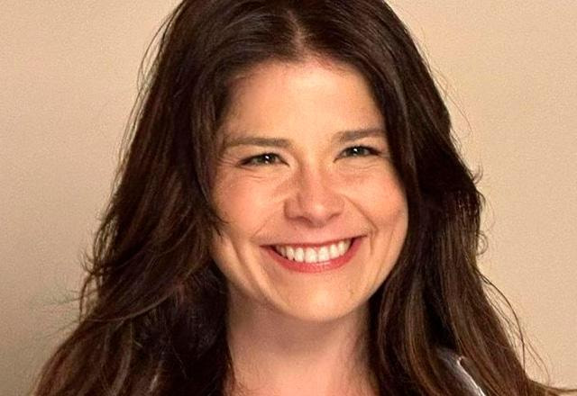 Samara Felippo posa para foto.