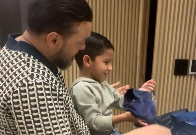 Belo ganha presente fofo do enteado no aniversário e momento em família encanta