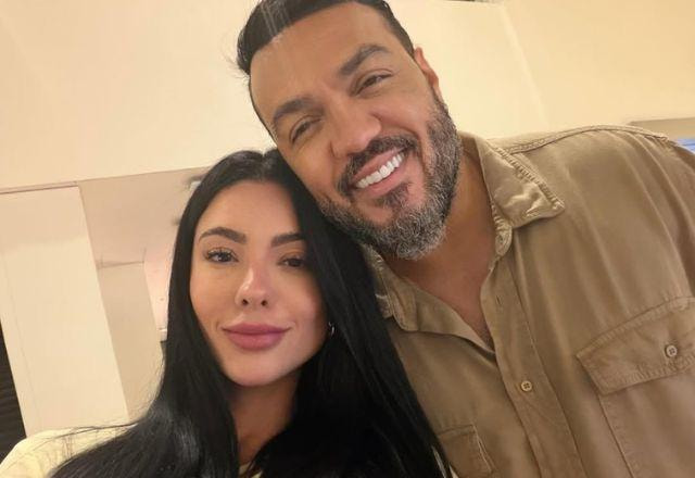 Rayane e Belo posam para foto.