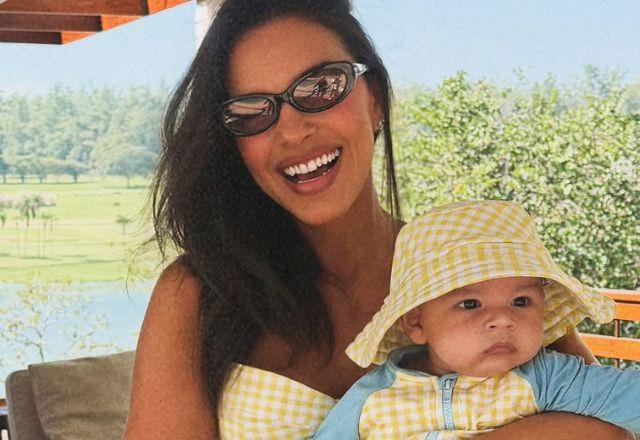 Mariana Rios posa com o filho no colo.