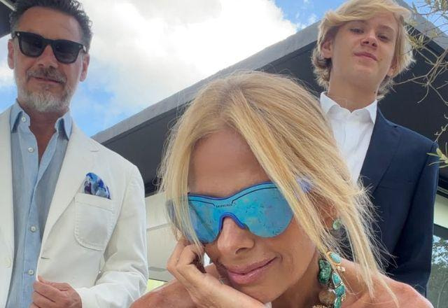 Adriane Galisteu vai a casamento com marido e filho e encanta com estilo da família