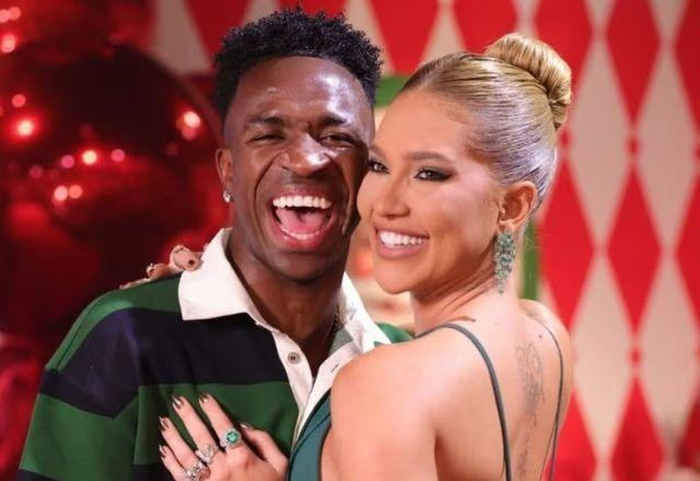 Na foto temos Virginia e Vini Jr abraçados e sorrindo