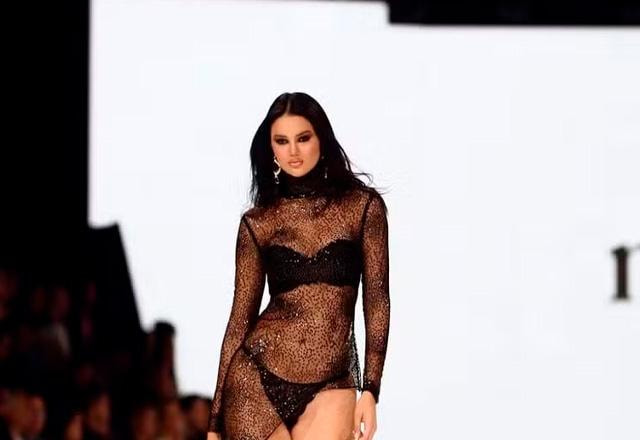 Eslovênia Marques durante desfile de modas.