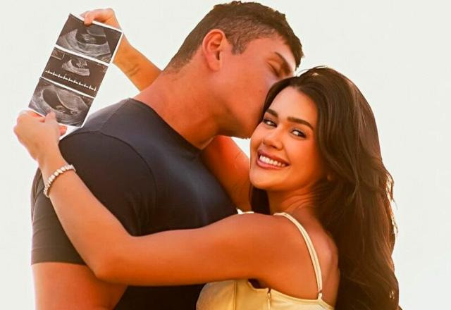 Tony Maleh e Franciny Ehlke posam juntos para foto.