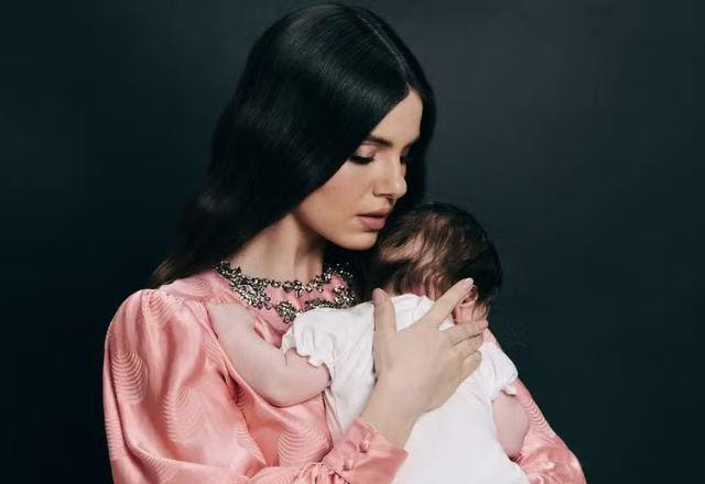 Na foto temos Camila Queiroz com sua filha no colo