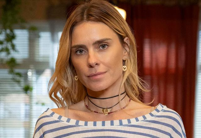 Carolina Dieckmmann posa para foto.