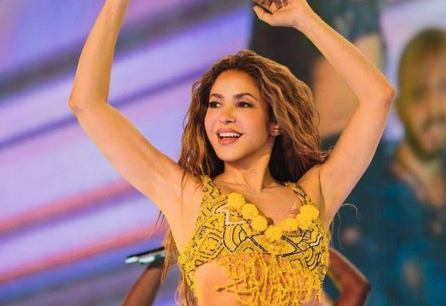 Shakira se apresenta em show.