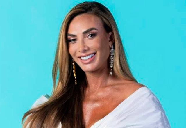 Nicole Bahls posa para foto.