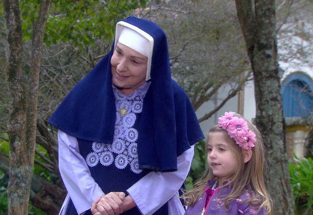 Filha de Gustavo é surpreendida por uma chegada bastante especial que promete aprontar bastante; saiba quem é