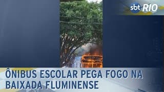 Ônibus escolar pega fogo na Baixada Fluminense Ônibus escolar pega fogo na Baixada Fluminense