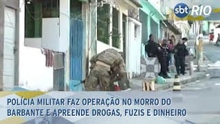 Polícia militar faz operação no Morro do Barbante e apreende drogas, fuzis e dinheiro Polícia militar faz operação no Morro do Barbante e apreende drogas, fuzis e dinheiro