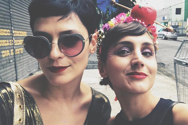 Vanessa Rozan e amiga posam vestidas para um carnaval cheio de glitter.