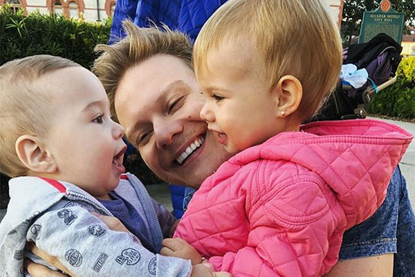 michel teló aparece com as crianças